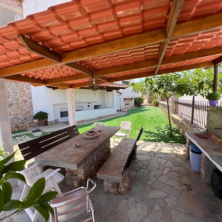 Apartment In Salamina With Garden & Sea View Selinia Екстериор снимка