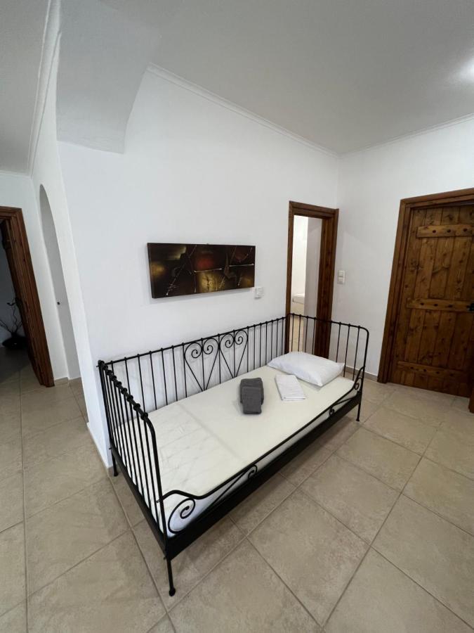 Apartment In Salamina With Garden & Sea View Selinia Екстериор снимка