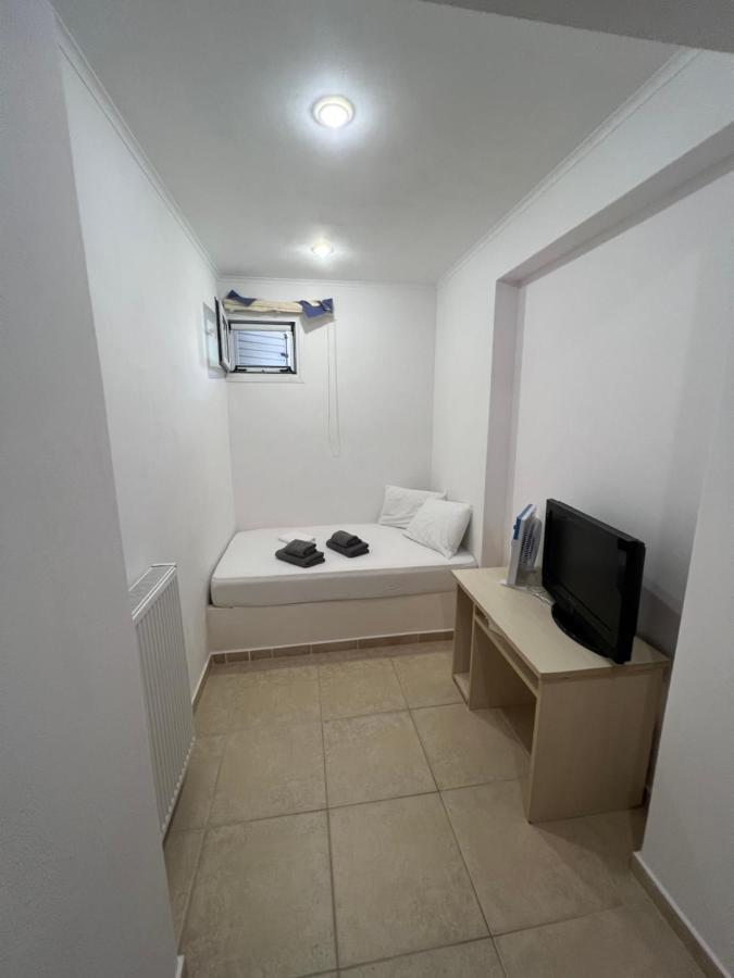 Apartment In Salamina With Garden & Sea View Selinia Екстериор снимка
