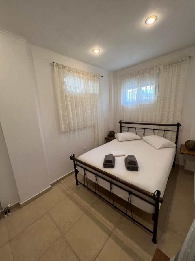 Apartment In Salamina With Garden & Sea View Selinia Екстериор снимка
