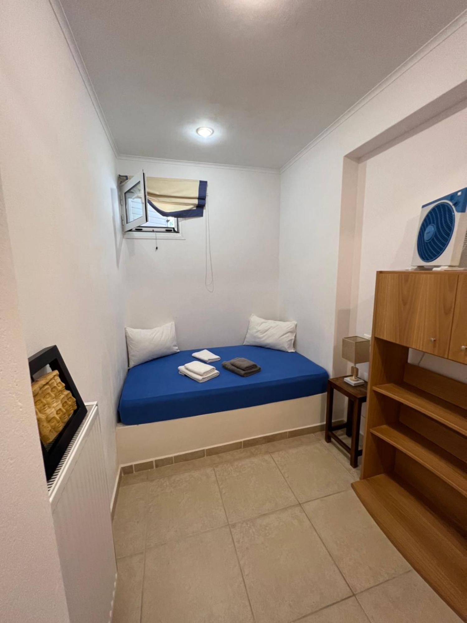 Apartment In Salamina With Garden & Sea View Selinia Екстериор снимка